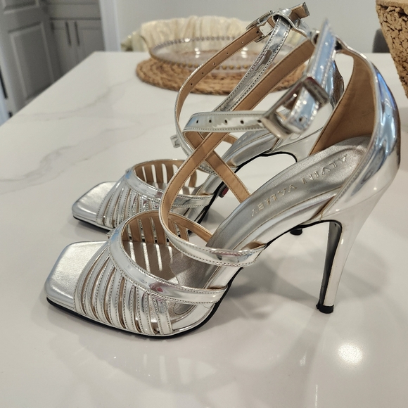 Alvin Valley Silver Heels - Picture 3 of 11